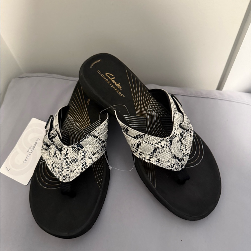NWT!! Clarks Women's Black and White Sandals- size 7